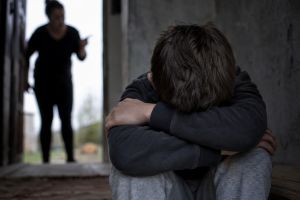 Mamă din zona Beiuşului, anchetată pentru rele tratamente aplicate minorului: şi-a lăsat copilul singur, l-a lovit şi l-a pus să doarmă afară, fără mâncare şi apă!