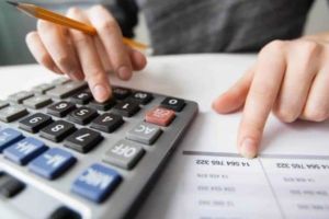 Scumpiri uriaşe şi deficit de 10% în România. Profesor de economie: Scăderea PIB-ului poate avea o conotaţie pozitivă, după creşterea artificială alimentată de deficit şi consum pe datorie