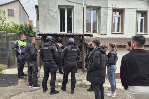 FOTO Bărbatul care a provocat scandal în piaţă, reţinut de poliţişti. Descinderi în locuinţa acestuia