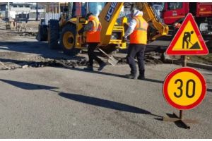 Coşmar pentru locuitorii din Borhanci! O stradă este acoperită de praf şi noroi din cauza lucrărilor: „A devenit aproape impracticabilă în ultima vreme”