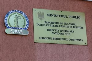 Doi inspectori vamali din cadrul Biroului Vamal de Frontiera Constanta, retinuti de procurorii DNA. Ce acuzatii li se aduc