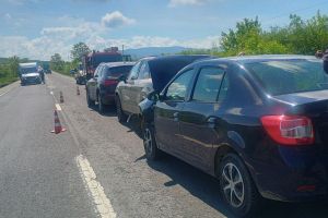 Accident în lanţ pe DN 17. Șoferul care l-a produs a fost transportat la spital