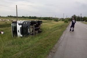 Angajati ai unei firme de salubritate au ajuns la spital dupa ce s-au rasturnat cu masina de gunoi