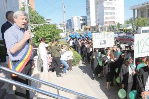 S-a dat startul defilărilor absolvenţilor bârlădeni