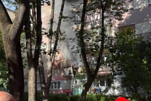 Familie distrusă într-un incendiu devastator la bloc! Soţul a murit carbonizat, iar soţia este în stare critică