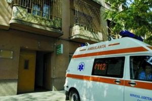 Scandal pe o stradă din Timişoara. Un bărbat care ameninţa că se sinucide a fost dus la Psihiatrie