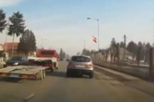 Clip de INFARCT în Floreşti, pe DN 1. Șoferul a lovit căruţa ivită BRUSC - VIDEO