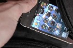 Furacios de mic/ Tanarul din Movila Miresii a furat un telefon mobil