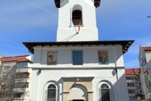 Parohia „Sfântul Gheorghe” din Râmnicu Vâlcea oferă sprijin constant unei mame cu trei copii, aflată într-o situaţie dificilă