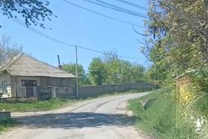 FOTO Un bărbat din Botoşani a dat în judecată Primăria pentru a o obliga să îi asfalteze strada