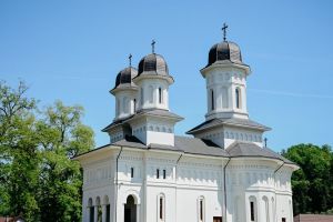 Mănăstirea Dobric îşi serbează hramul istoric de Sf. Constantin şi Elena