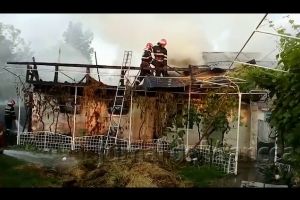 FOTO-VIDEO-ULTIMĂ ORĂ: Incendiu la Suraia. Păsări şi animale, arse de vii