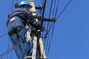 AVARIE la reţeaua de energie electrică din Alba Iulia: Sute de oameni de pe 15 străzi au rămas fără curent