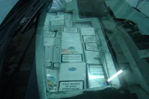 Microbuz Renault confiscat în PTF Siret pentru transport ilegal de ţigări