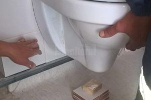 Vasul de toaletă de la Zona de Agrement Tătăraşi a 