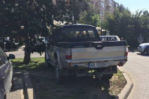 FOTO/ ȘTIREA TA: Autovehicul ”priponit” pe spaţiul verde, la umbră deasă, pe bulevard – ”Unii chiar nu au capacitatea de a înţelege regulile de la oraş”