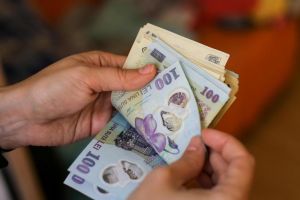Profesorii primesc prima de carieră, dar peste 65% din bani trebuie cheltuiţi pe cursuri aprobate de Minister