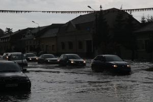 Inundatii pe strazile din Lugoj: soferii au ramas blocati pe sosele