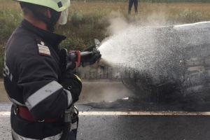 Autoutilitară cuprinsă de flăcări