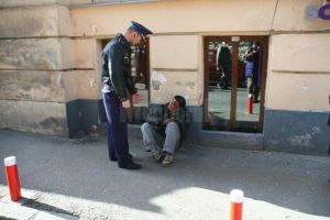 Control al poliţiei printre vagabonzi şi cerşetori