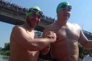 Înot pe Prutul care îşi pierde identitatea ca râu, dar mai ales ca graniţă