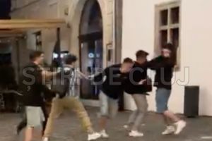 VIDEO. Altercaţie violentă în centrul Clujului în toiul nopţii! Mai mulţi tineri s-au luat la bătaie în Piaţa Muzeului: „Cred că au continuat ulterior”