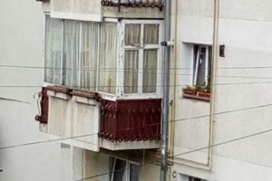 Imagine incredibilă surprinsă în Sinaia. Ce s-a văzut la parterul unui bloc (FOTO)