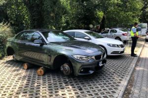 Cum a ajuns un BMW de 50.000 de euro abandonat, PE BUTUCI, în parcarea unui restaurant