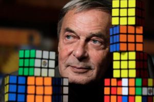Cubul lui Rubik a împlinit 44 de ani! Iată cine a fost inventatorul şi cum arată un mic geniu, care îl rezolvă în câteva secunde