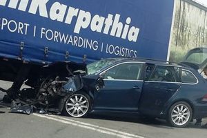 Accident pe Borşului: O fetiţă şi un tânăr au fost răniţi, după ce un Volkswagen a intrat sub un TIR