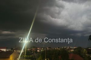 FOTO. Cod negru pe cerul Constantei! Fulgere puternice si nori amenintatori deasupra orasului