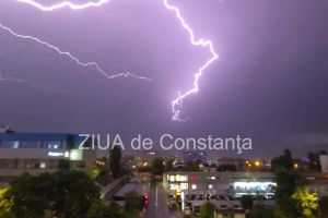 Fotoreportaj: FOTO+VIDEO. Natura dezlantuita la Constanta: Orasul, zguduit de tunete, intr-un spectacol violent de fulgere