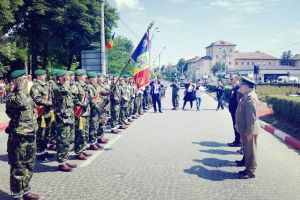 Centenarul Marii Uniri sărbătorit la Oneşti! Militarii harghiteni au prezentat onorul oficialităţilor