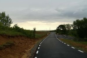 FOTO. Primăria din judeţ care nu a aşteptat ajutor. Și-a reparat singură drumurile