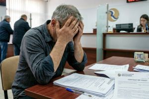 Un careian s-a dus girant la bancă şi s-a trezit dator cu 100.000 de lei. Familia spune că nu a văzut niciun ban