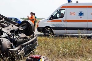 Trei tineri au fost răniţi după ce o maşină a ieşit de pe drum pe un drum din Timiş