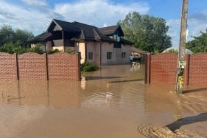 Știri Romania: UPDATE. Curti si gospodarii inundate, in urma precipitatiilor abundente (FOTO) 