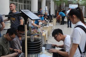 Cele 16 echipe participante la Concursul Internaţional Hard&Soft au prezentat vineri ...