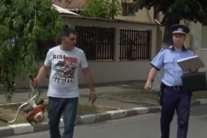 Scene soc in cartierul Cina! Un ploiestean i-a furat motocoasa unui angajat SGU pentru că i-a murdărit Audi cu iarbă