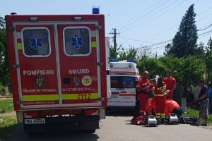 Accident pe DJ 214A. Copil de 8 ani, surprins şi accidentat după impactul a două maşini