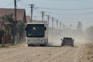 FOTO/VIDEO. Nori de praf pe un drum aflat în lucrări, în judeţul Satu Mare. Localnicii cer măsuri urgente