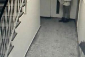 Studentă de 21 de ani, agresată sexual lângă bloc. Prădătorul a atacat-o de două ori, iar poliţistul a luat-o în râs