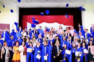 FOTO: Flori şi diplome pentru absolvenţii Liceului Tehnologic „Al. I. Cuza“ Panciu