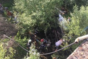 Chiar ACUM: Microbuz cu TREI PERSOANE, CĂZUT de pe POD, la Seleuş! (GALERIE FOTO)