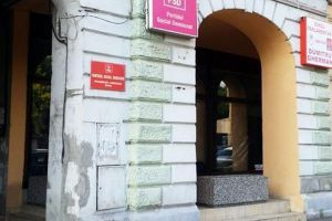 Să repare Bolojan! PSD Bihor dă vina pe Primărie pentru că i se prăbuşesc bucăţi din faţada clădirii în care funcţionează