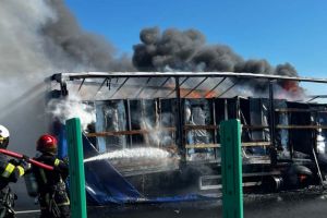 Un tir încărcat cu frigidere a luat foc pe autostrada A1, în Timiş
