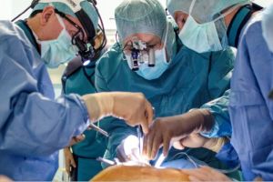 Medici solidari la Sibiu – Operează o fetiţă cu tumoră gigant pe gât