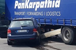Primele concluzii în accidentul de pe Calea Borşului: şoferul de TIR a virat pe linia dublă continuă