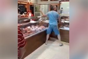 SCENE INCREDIBILE in magazinul Penny din Ploiesti (Vest): Un barbat le-a aruncat in faţã vanzatoarelor carnea cumparata. Omul sustine ca fusese  spalata cu detergent!