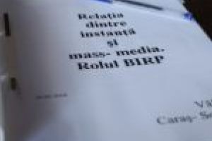 Relaţia dintre instanţă şi mass-media, disecată cu pixul şi cuţitul! [FOTO]